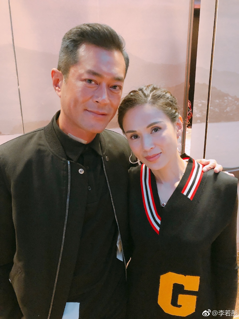 95版《神雕侠侣》重聚 李若彤古天乐晒亲密合照