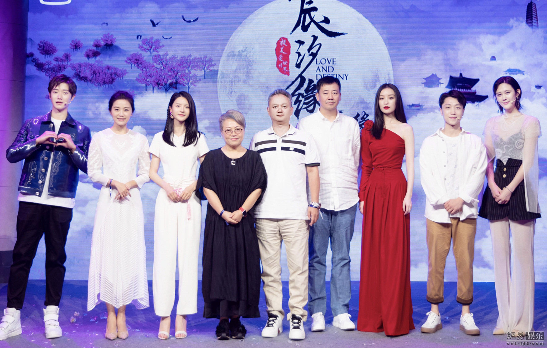 倪妮红装亮相《宸汐缘》见面会 与张震隔空互动